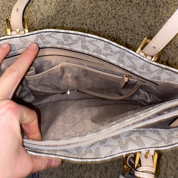 Michael Kors tote purse, MK design - Picture 8 of 9